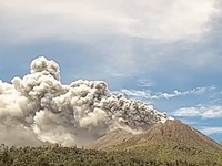 Gunung Sinabung yang berada di wilayah administratif Desa Ndokum Siroga, Kecamatan Simpang Empat, Kabupaten Karo di Kabupaten Karo, Provinsi Sumatera Utara, mengalami erupsi pada Senin (31/8) sekitar pukul 12.00 WIB. (Instagram/badan.geologi)