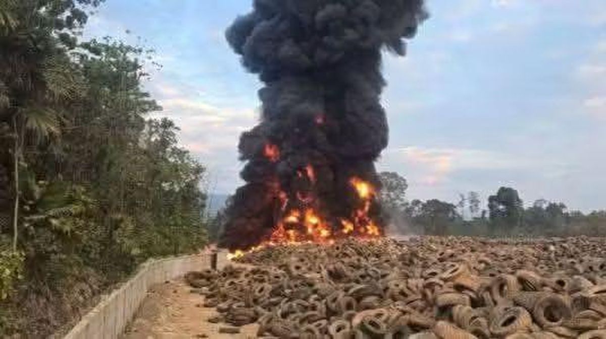 Tumpukan Ban Bekas di IWIP Halteng Terbakar, Polisi-Damkar Masih Padamkan