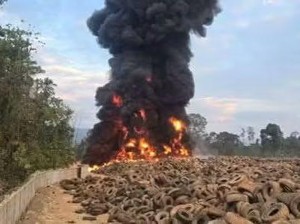 Tumpukan Ban Bekas di Halmahera Tengah Terbakar, Langit Dipenuhi Asap Hitam