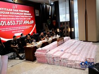 Kejaksaan Agung (Kejagung) menyita barang bukti uang Rp 401 miliar. Uang tersebut hasil penyitaan dugaan tindak pidana korupsi tata kelola komoditas nikel PT CNI tahun 2017 sampai 2020, Senin (31/8/2026). (CNBC Indonesia/Tri Susilo)