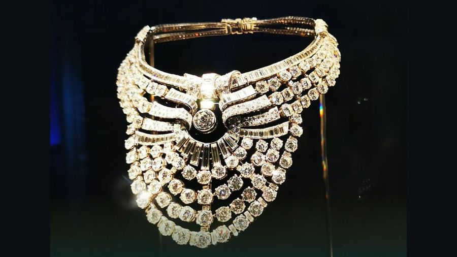 Kepolisian Austria sedang memburu dua pria yang diduga mencuri kalung platinum seberat 200 karat bertabur 673 berlianyang pernah menjadi milik keluarga kerajaan Mesir dan sedang dipinjamkan ke sebuah museum di Wina. (Instagram/royalcouturier)