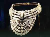 Kepolisian Austria sedang memburu dua pria yang diduga mencuri kalung platinum seberat 200 karat bertabur 673 berlianyang pernah menjadi milik keluarga kerajaan Mesir dan sedang dipinjamkan ke sebuah museum di Wina. (Instagram/royalcouturier)