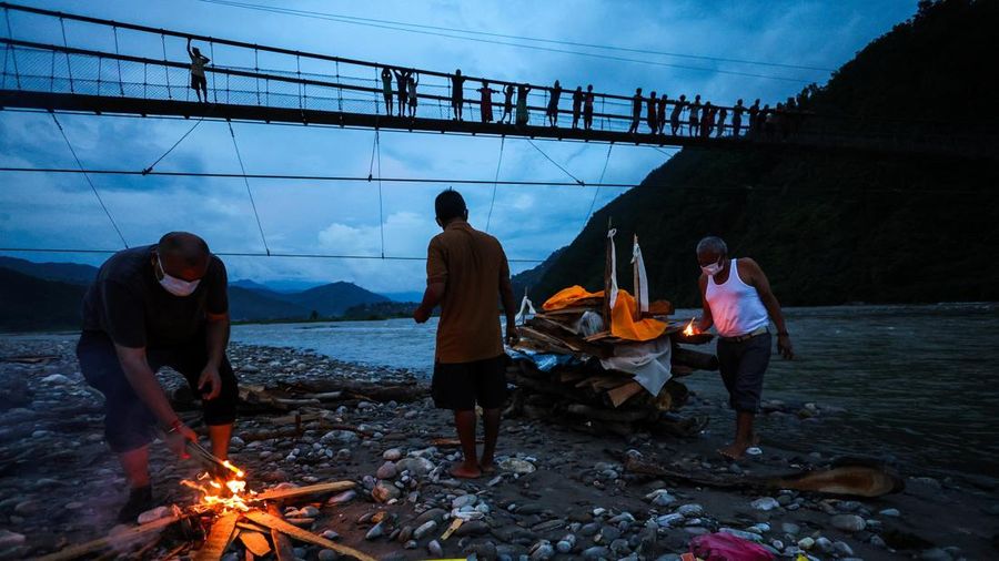 Kerabat Prabita Roila (32 tahun)yang meninggal dunia akibat banjir bandang dan tanah longsor mematikanbersiap menyalakan api pembakaran jenazah di Sungai Suryamati, Trishuli, Distrik Nuwakot, Nepal, pada 30 Agustus 2026. (REUTERS/Athit Perawongmetha)