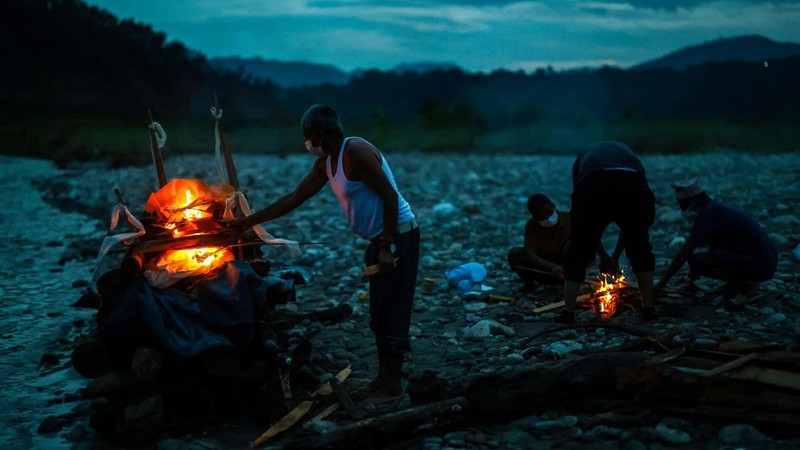 Kerabat Prabita Roila (32 tahun)—yang meninggal dunia akibat banjir bandang dan tanah longsor mematikan—menyalakan api pembakaran jenazahnya di Sungai Suryamati di Trishuli, Distrik Nuwakot, Nepal, pada 30 Agustus 2026.