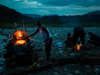 Kerabat Prabita Roila (32 tahun)yang meninggal dunia akibat banjir bandang dan tanah longsor mematikanmenyalakan api pembakaran jenazahnya di Sungai Suryamati di Trishuli, Distrik Nuwakot, Nepal, pada 30 Agustus 2026. (REUTERS/Athit Perawongmetha)
