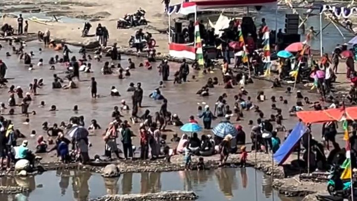 Viral Warga Gelar Konser Dangdut di Tengah Sungai Mengering di Cianjur