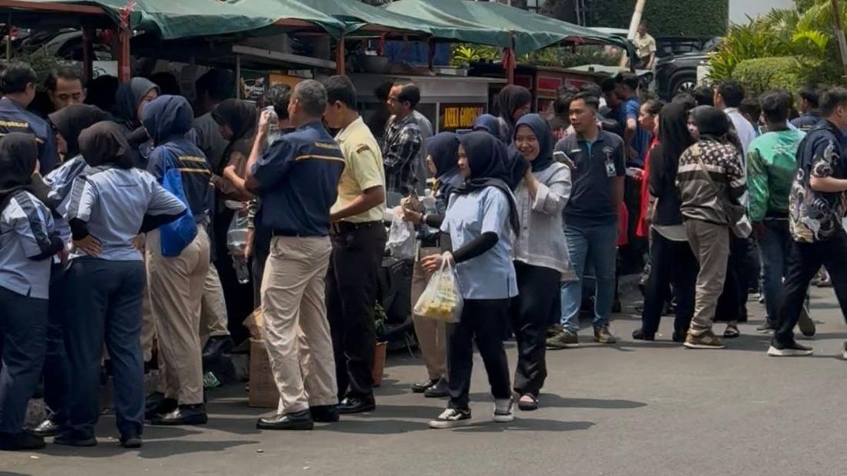 Borong Dagangan UMKM, Zulhas Beri Kejutan Makan Gratis buat Ojol-Pemulung