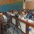 Menperin Agus Gumiwang dalam rapat kerja dengan Komisi VII di DPR, Senin (31/8/2026). (CNBC Indonesia/Ferry Sandi)