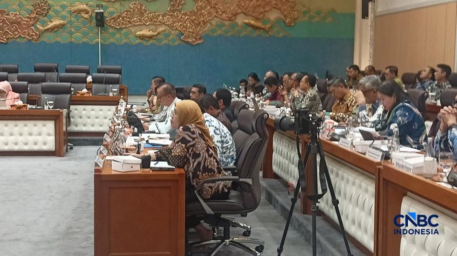 Menperin Agus Gumiwang dalam rapat kerja dengan Komisi VII di DPR, Senin (31/8/2026). (CNBC Indonesia/Ferry Sandi)
