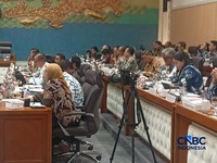 Menperin Agus Gumiwang dalam rapat kerja dengan Komisi VII di DPR, Senin (31/8/2026). (CNBC Indonesia/Ferry Sandi)