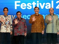 Menteri Investasi/Kepala Badan Koordinasi Penanaman Modal (BKPM) sekaligus CEO Danantara, Rosan Roeslani, Ketua Dewan Ekonomi Nasional (DEN) Luhut Binsar Pandjaitan dan Gubernur DKI Jakarta, Pramono Anung saat membuka acara Jakarta Investment Festiva