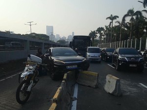 Mobil Listrik Tabrak Motor dan Separator Busway Depan DPR, Lalin Macet