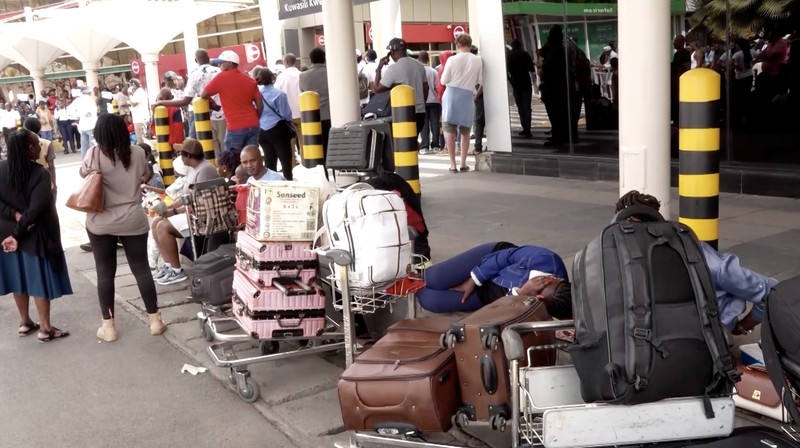 Para pelancong berjalan membawa bagasi mereka setelah operasional penerbangan terganggu akibat aksi mogok kerja karyawan di Bandara Internasional Jomo Kenyatta (JKIA) di Nairobi, Kenya, pada 30 Agustus 2026. (REUTERS/Monicah Mwangi)