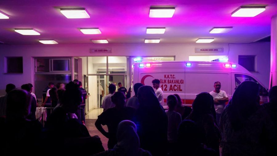 Orang-orang berkumpul di dekat pintu masuk rumah sakit setelah sebuah kapal penumpang terbalik di lepas pantai Kyrenia, di wilayah Siprus utara yang dikuasai Turki, pada 30 Agustus 2026.