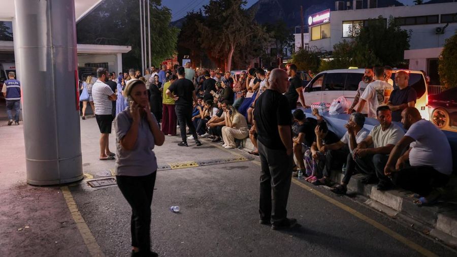 Orang-orang berkumpul di dekat pintu masuk rumah sakit setelah sebuah kapal penumpang terbalik di lepas pantai Kyrenia, di wilayah Siprus utara yang dikuasai Turki, pada 30 Agustus 2026.