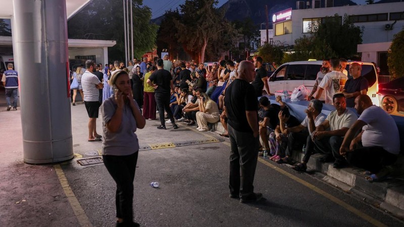 Orang-orang berkumpul di dekat pintu masuk rumah sakit setelah sebuah kapal penumpang terbalik di lepas pantai Kyrenia, di wilayah Siprus utara yang dikuasai Turki, pada 30 Agustus 2026.