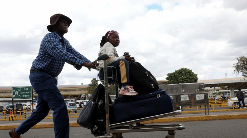 Para pelancong beserta bagasi mereka setelah operasional penerbangan terganggu akibat aksi mogok kerja karyawan di Bandara Internasional Jomo Kenyatta (JKIA) di Nairobi, Kenya, pada 30 Agustus 2026.