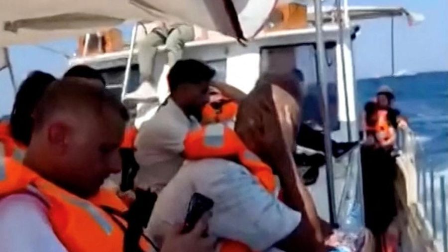 Para penumpang menuju ke pantai dengan perahu setelah diselamatkan dari kapal yang terbalik di lepas pantai Siprus Utara pada 30 Agustus 2026, sebagaimana terlihat dalam gambar cuplikan dari video yang diperoleh Reuters.