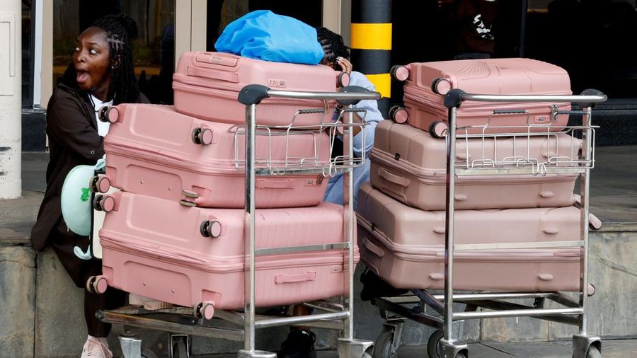 Para penumpang yang terlantar menunggu bersama barang bawaan mereka setelah operasional penerbangan terganggu akibat aksi mogok kerja karyawan di Bandara Internasional Jomo Kenyatta (JKIA) di Nairobi, Kenya, pada 30 Agustus 2026.