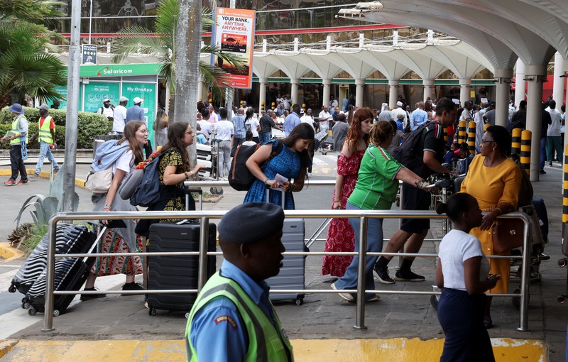 Para pelancong berjalan membawa bagasi mereka setelah operasional penerbangan terganggu akibat aksi mogok kerja karyawan di Bandara Internasional Jomo Kenyatta (JKIA) di Nairobi, Kenya, pada 30 Agustus 2026. (REUTERS/Monicah Mwangi)