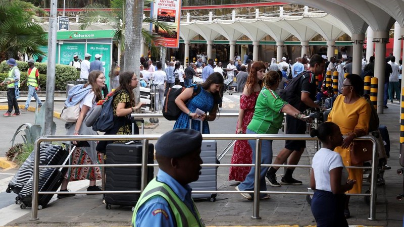 Para penumpang yang terlantar menunggu bersama barang bawaan mereka setelah operasional penerbangan terganggu akibat aksi mogok kerja karyawan di Bandara Internasional Jomo Kenyatta (JKIA) di Nairobi, Kenya, pada 30 Agustus 2026.