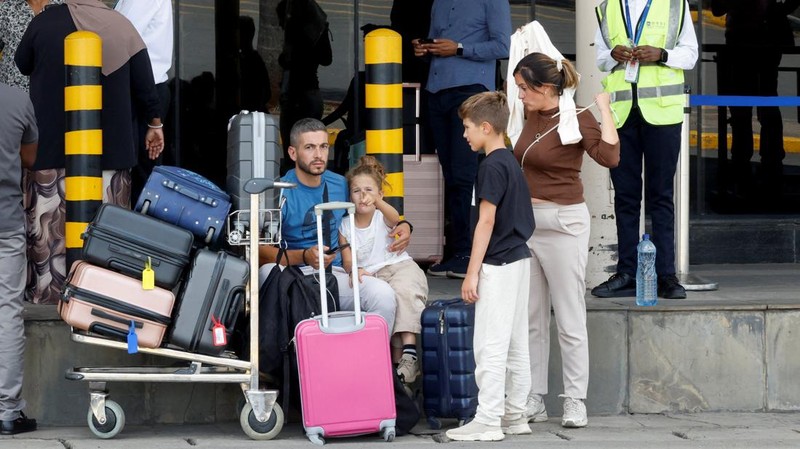 Para penumpang yang terlantar menunggu bersama barang bawaan mereka setelah operasional penerbangan terganggu akibat aksi mogok kerja karyawan di Bandara Internasional Jomo Kenyatta (JKIA) di Nairobi, Kenya, pada 30 Agustus 2026.