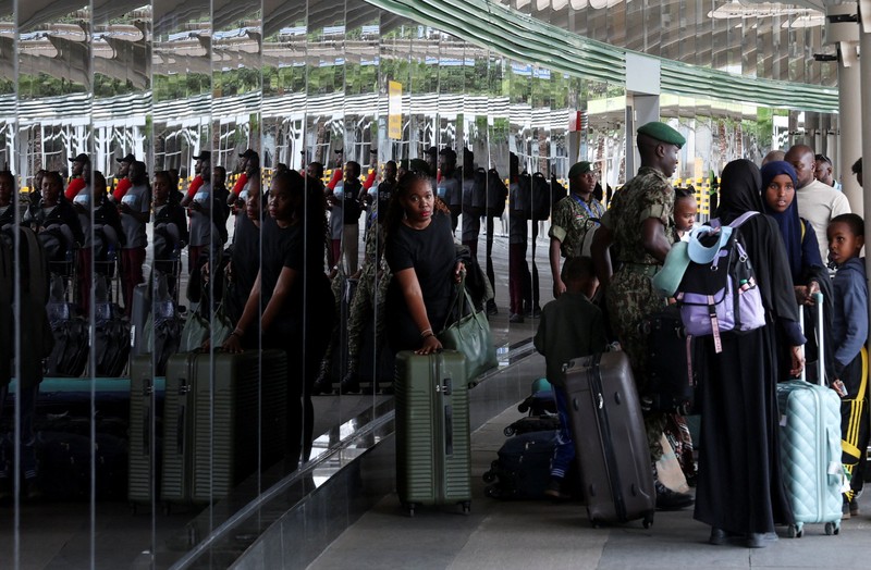 Para pelancong berjalan membawa bagasi mereka setelah operasional penerbangan terganggu akibat aksi mogok kerja karyawan di Bandara Internasional Jomo Kenyatta (JKIA) di Nairobi, Kenya, pada 30 Agustus 2026. (REUTERS/Monicah Mwangi)
