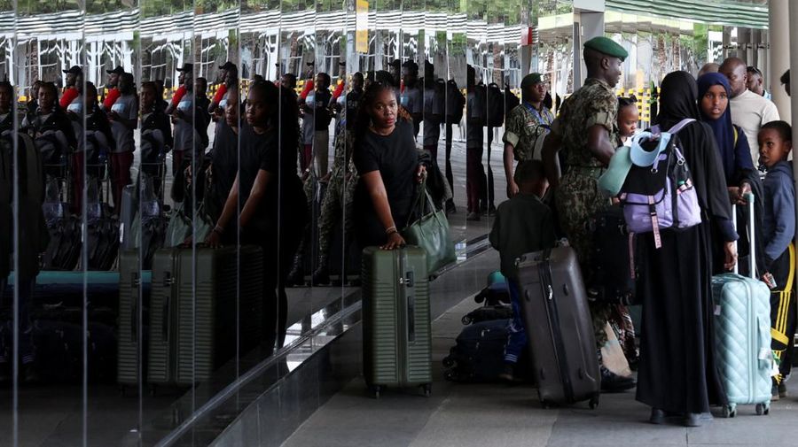 Para penumpang yang terlantar menunggu bersama barang bawaan mereka setelah operasional penerbangan terganggu akibat aksi mogok kerja karyawan di Bandara Internasional Jomo Kenyatta (JKIA) di Nairobi, Kenya, pada 30 Agustus 2026.