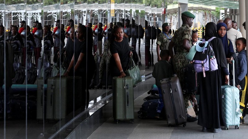 Para penumpang yang terlantar menunggu bersama barang bawaan mereka setelah operasional penerbangan terganggu akibat aksi mogok kerja karyawan di Bandara Internasional Jomo Kenyatta (JKIA) di Nairobi, Kenya, pada 30 Agustus 2026.
