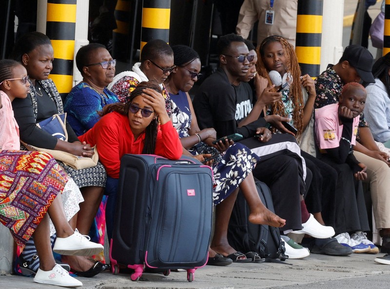 Para pelancong berjalan membawa bagasi mereka setelah operasional penerbangan terganggu akibat aksi mogok kerja karyawan di Bandara Internasional Jomo Kenyatta (JKIA) di Nairobi, Kenya, pada 30 Agustus 2026. (REUTERS/Monicah Mwangi)