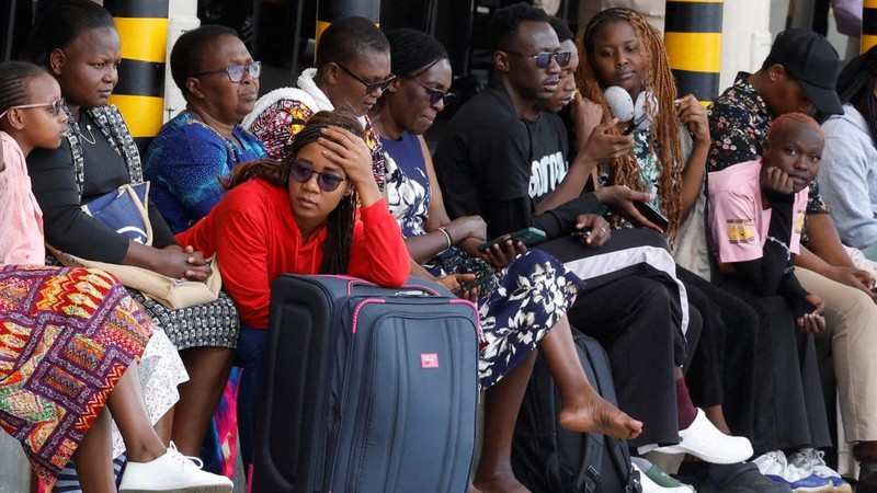 Para penumpang yang terlantar menunggu bersama barang bawaan mereka setelah operasional penerbangan terganggu akibat aksi mogok kerja karyawan di Bandara Internasional Jomo Kenyatta (JKIA) di Nairobi, Kenya, pada 30 Agustus 2026.