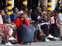 Para penumpang yang terlantar menunggu bersama barang bawaan mereka setelah operasional penerbangan terganggu akibat aksi mogok kerja karyawan di Bandara Internasional Jomo Kenyatta (JKIA) di Nairobi, Kenya, pada 30 Agustus 2026. (REUTERS/Monicah Mwa