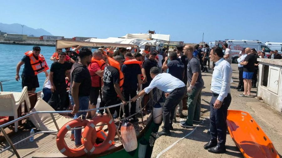 Para penyintas tiba di pantai setelah diselamatkan dari laut menyusul terbaliknya sebuah kapal di lepas pantai Kyrenia, Siprus utara, pada 30 Agustus 2026.
