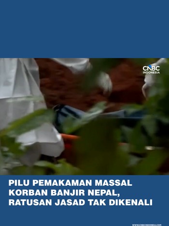 Petugas Armed Police Force (APF) membawa jenazah korban banjir bandang dan tanah longsor ke lokasi pemakaman massal di Devghat, Nepal. Pemakaman dilakukan karena kamar mayat kewalahan menampung banyaknya jenazah korban.