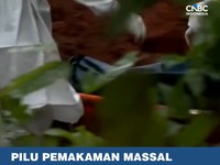 Petugas Armed Police Force (APF) membawa jenazah korban banjir bandang dan tanah longsor ke lokasi pemakaman massal di Devghat, Nepal. Pemakaman dilakukan karena kamar mayat kewalahan menampung banyaknya jenazah korban.
