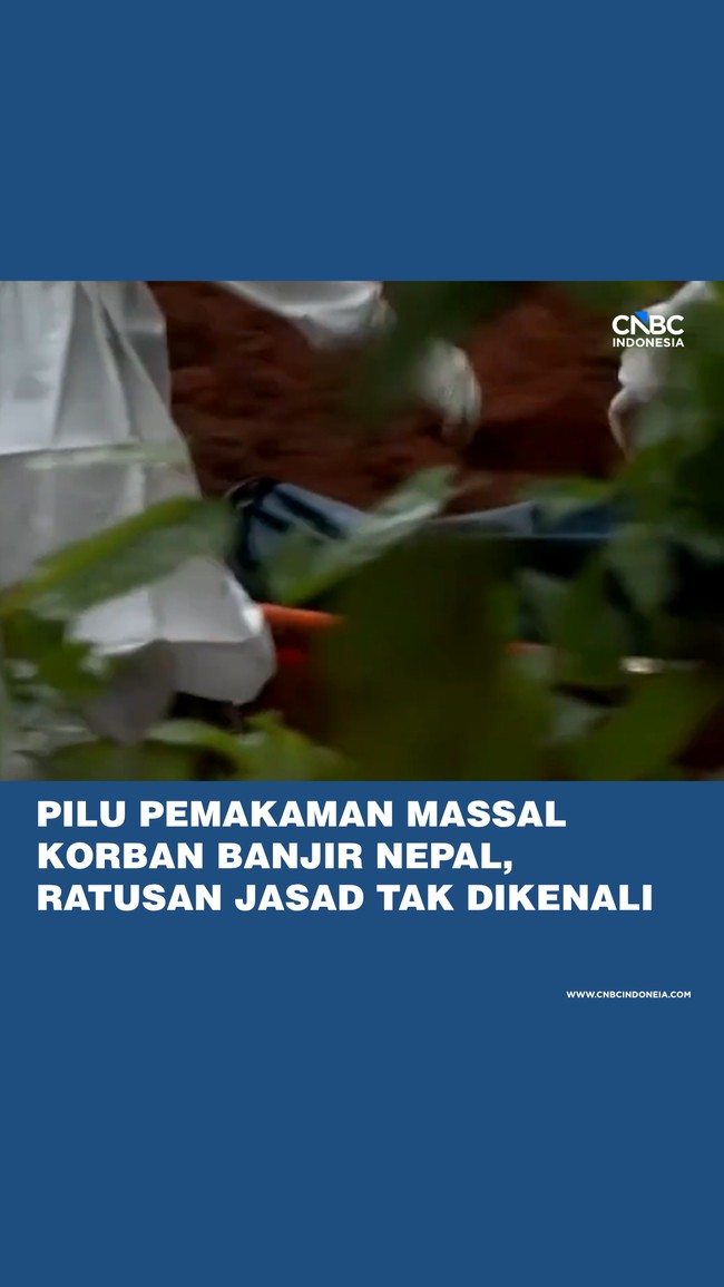 Petugas Armed Police Force (APF) membawa jenazah korban banjir bandang dan tanah longsor ke lokasi pemakaman massal di Devghat, Nepal. Pemakaman dilakukan karena kamar mayat kewalahan menampung banyaknya jenazah korban.