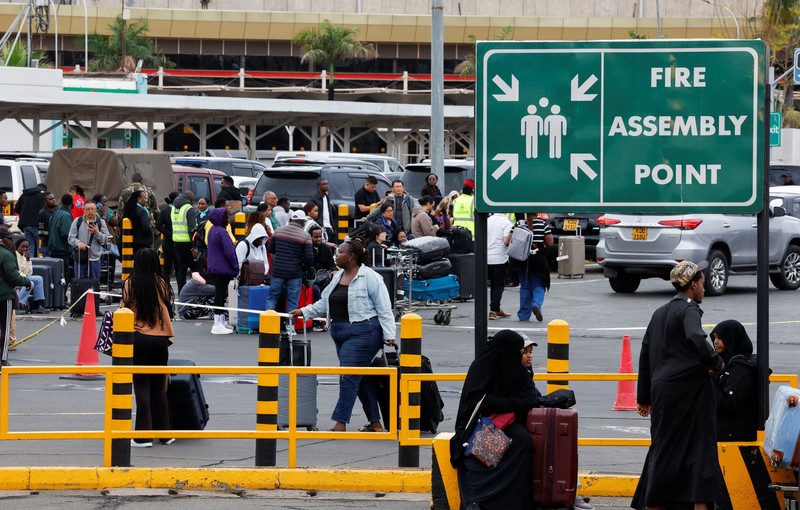 Penerbangan di bandara Nairobi terganggu saat pekerja penerbangan kembali melakukan pemogokan pada Senin (31/8/2026). (REUTERS/Monicah Mwangi)