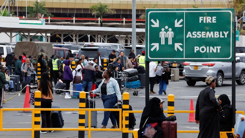 Penerbangan di bandara Nairobi terganggu saat pekerja penerbangan kembali melakukan pemogokan pada Senin (31/8/2026). (REUTERS/Monicah Mwangi)