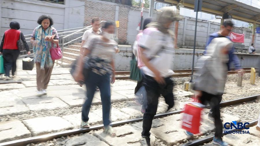 Penumpang KRL Commuter Line terlihat beraktivitas di Stasiun Karet, Jakarta Pusat, Senin (31/8/2026).