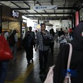 Penumpang KRL Commuter Line terlihat beraktivitas di Stasiun Karet, Jakarta Pusat, Senin (31/8/2026). (CNBC Indonesia/Muhammad Sabki)