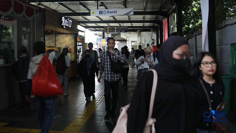 Penumpang KRL Commuter Line terlihat beraktivitas di Stasiun Karet, Jakarta Pusat, Senin (31/8/2026). (CNBC Indonesia/Muhammad Sabki)