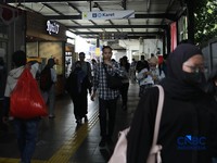 Penumpang KRL Commuter Line terlihat beraktivitas di Stasiun Karet, Jakarta Pusat, Senin (31/8/2026). (CNBC Indonesia/Muhammad Sabki)
