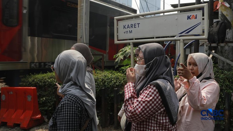 Penumpang KRL Commuter Line terlihat beraktivitas di Stasiun Karet, Jakarta Pusat, Senin (31/8/2026).