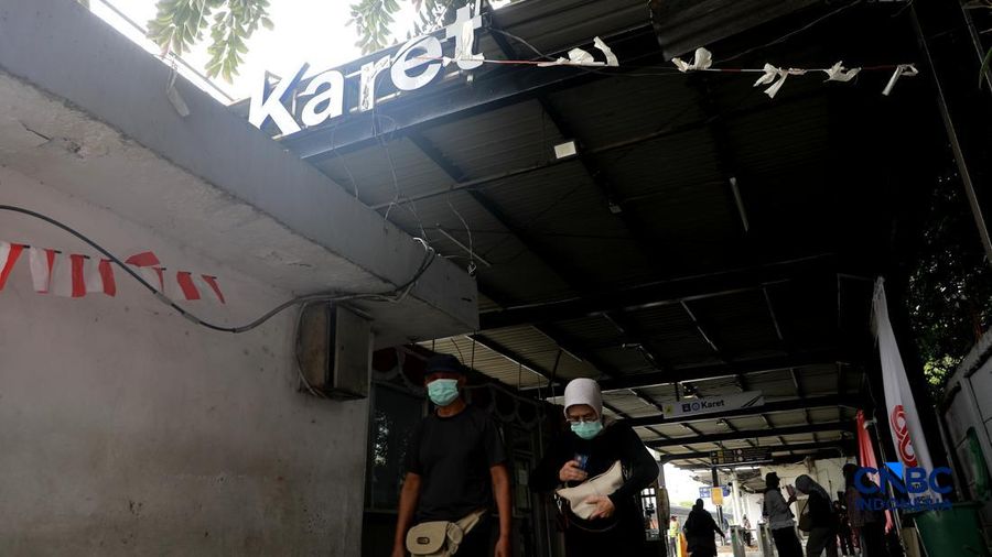 Penumpang KRL Commuter Line terlihat beraktivitas di Stasiun Karet, Jakarta Pusat, Senin (31/8/2026).