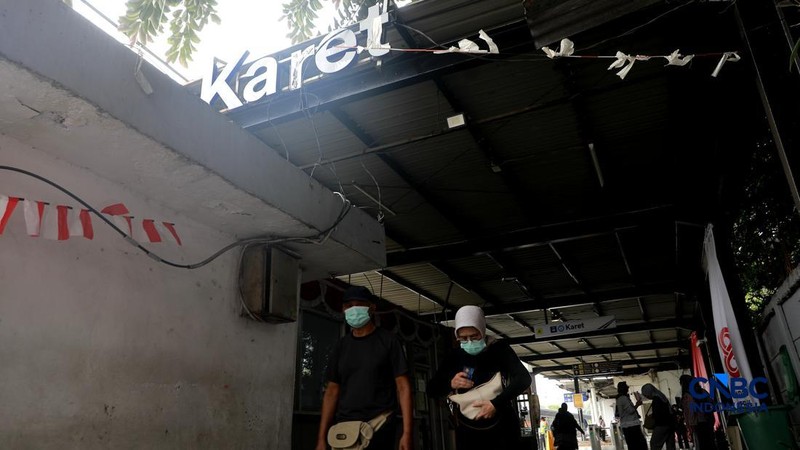 Penumpang KRL Commuter Line terlihat beraktivitas di Stasiun Karet, Jakarta Pusat, Senin (31/8/2026).