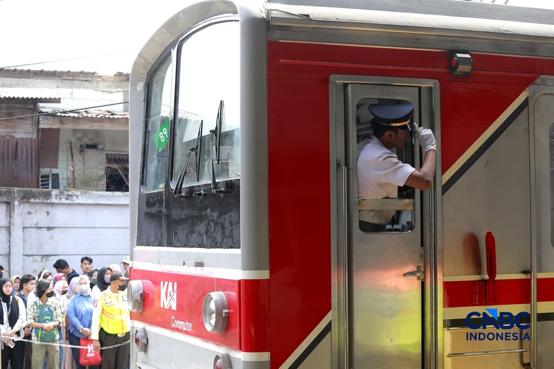 Penumpang KRL Commuter Line terlihat beraktivitas di Stasiun Karet, Jakarta Pusat, Senin (31/8/2026). (CNBC Indonesia/Muhammad Sabki)