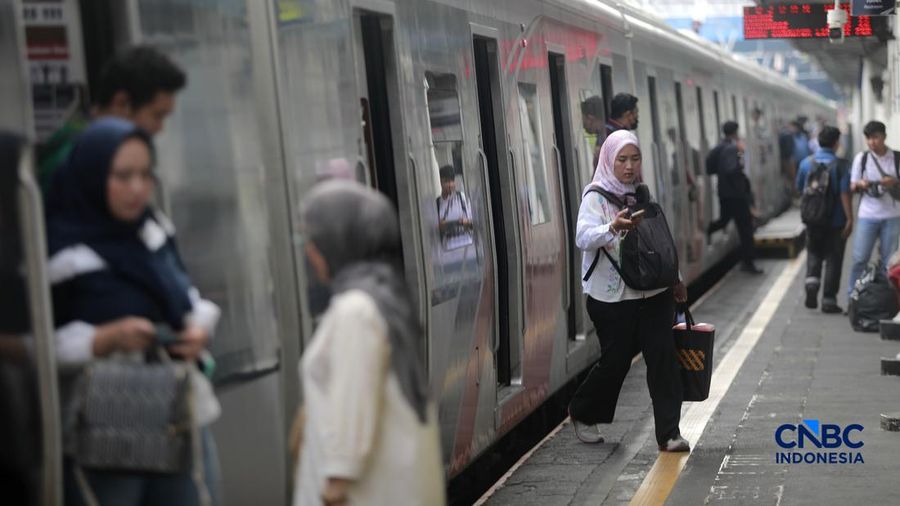 Penumpang KRL Commuter Line terlihat beraktivitas di Stasiun Karet, Jakarta Pusat, Senin (31/8/2026).