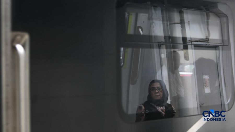 Penumpang KRL Commuter Line terlihat beraktivitas di Stasiun Karet, Jakarta Pusat, Senin (31/8/2026).