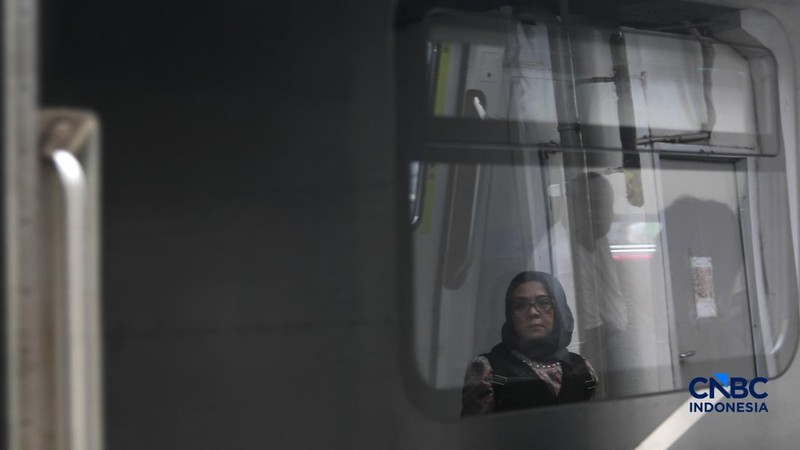 Penumpang KRL Commuter Line terlihat beraktivitas di Stasiun Karet, Jakarta Pusat, Senin (31/8/2026).