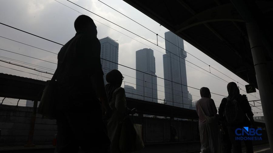Penumpang KRL Commuter Line terlihat beraktivitas di Stasiun Karet, Jakarta Pusat, Senin (31/8/2026).